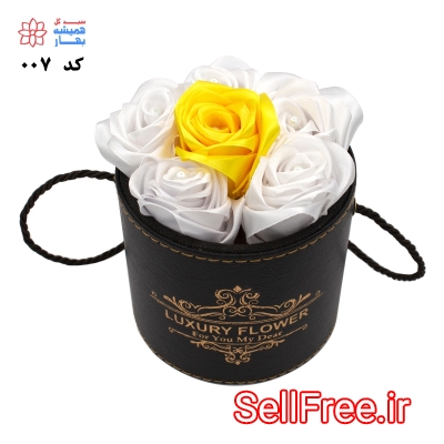 باکس گل چرمی مشکی با گل ساتنی سفید و زرد - کد 007