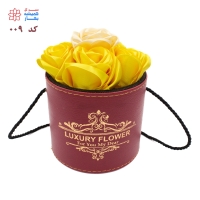 باکس گل چرمی زرشکی با گل ساتن زرد و کرم - کد 009