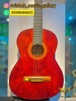 گیتار قرمز فروشگاه موسیقی آویژه در کرج
