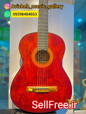گیتار قرمز فروشگاه موسیقی آویژه در کرج